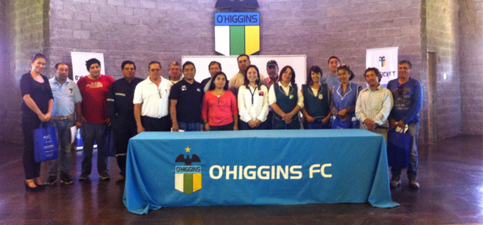 Funcionarios Dirección Regional de O’Higgins junto a trabajadores/as del Club Deportivo O’Higgins de Rancagua
