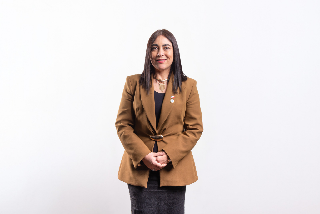Directora Regional del ISL Biobío, Sigrid Ramirez Arias, posa con los brazos cruzados