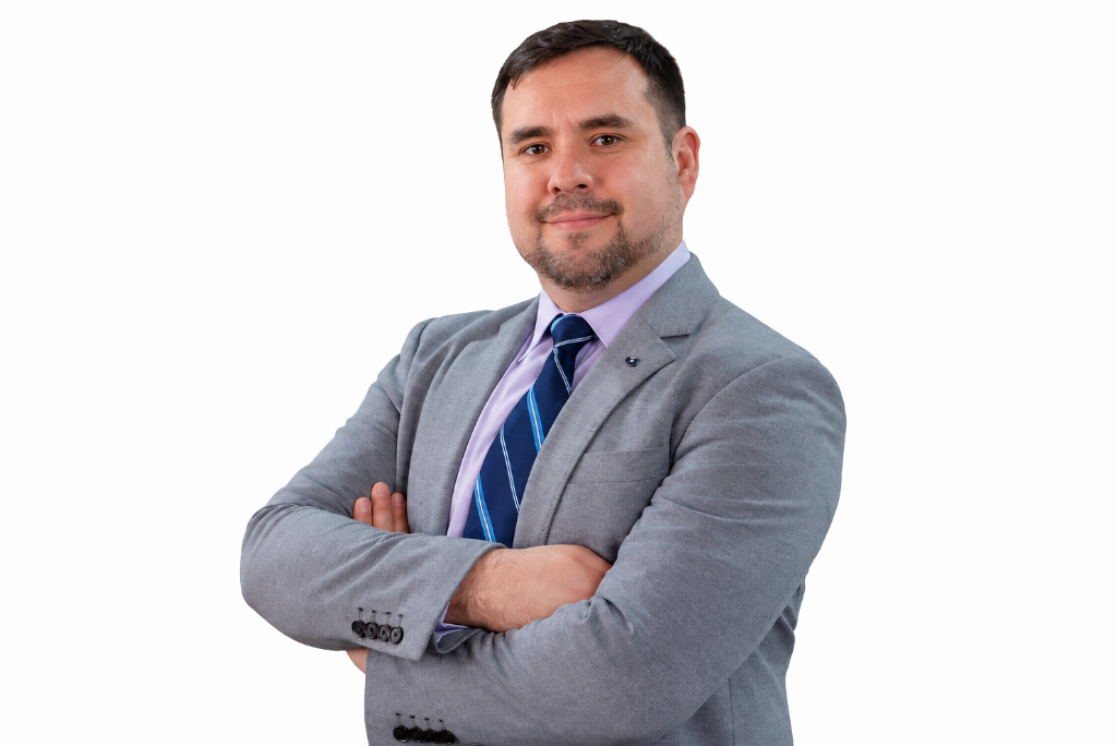 Director nacional subrrogante, Cristian Salomó González posa con los brazos cruzados