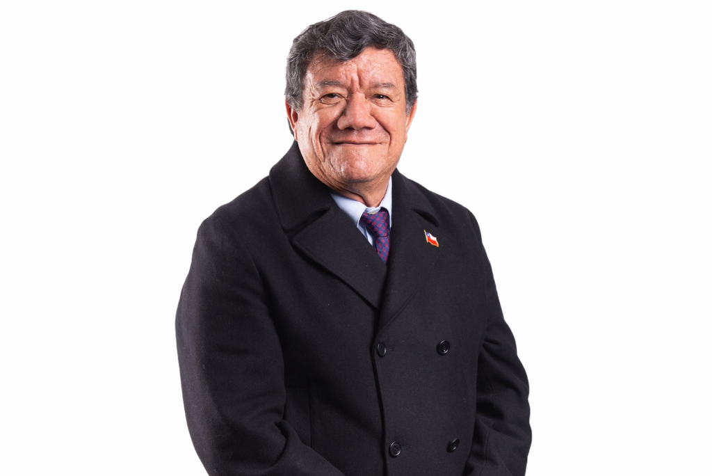 Director Regional del ISL Antofagasta, Horacio Cortés Molina, posa mirando de costado