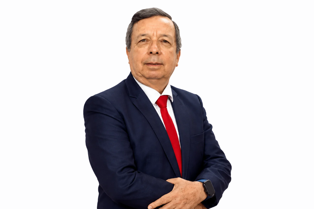 Director Regional del ISL Arica y Parinacota, Roberto Engel Seguel, posa con los brazos cruzados