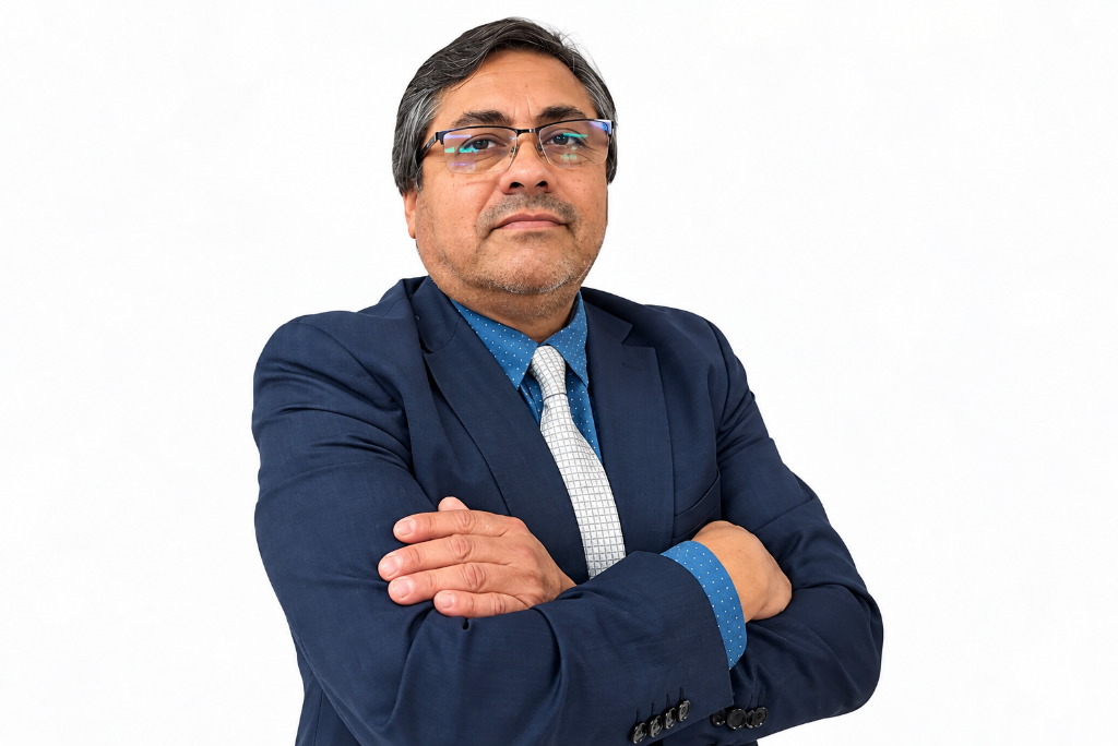 Director Regional del ISL Aysén, Mario Garay Vega, posa con los brazos cruzados