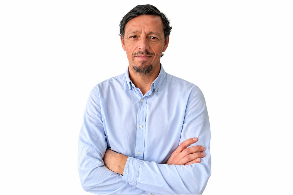Director Regional del ISL Los Lagos, Esteban Mancilla Soldan, posa con los brazos cruzados