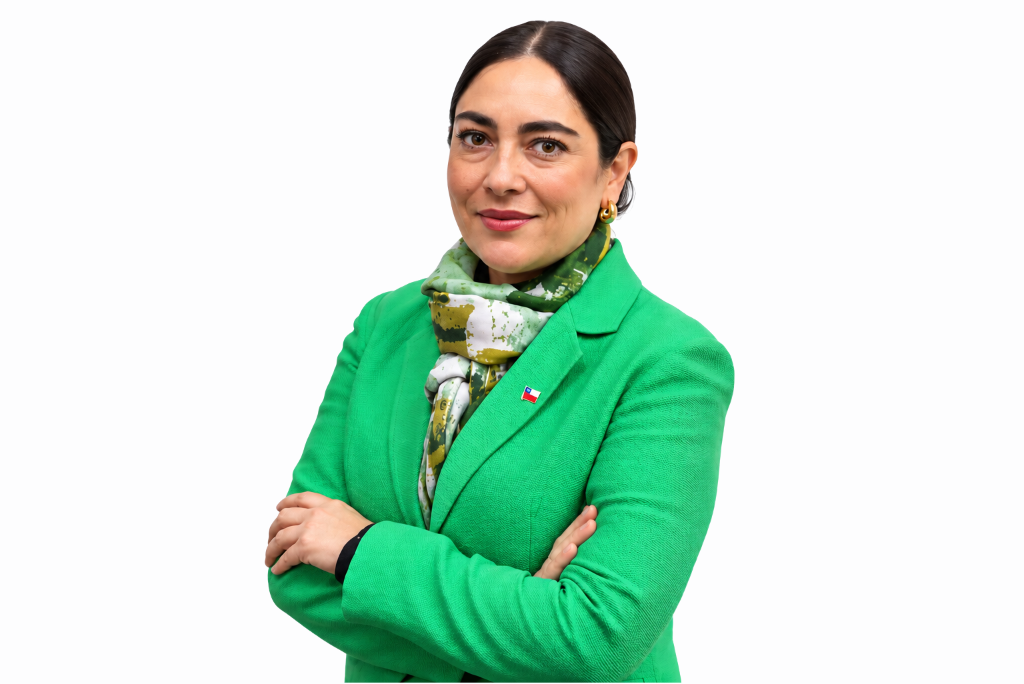 Directora Regional del ISL Biobío, Sigrid Ramirez Arias, posa con los brazos cruzados