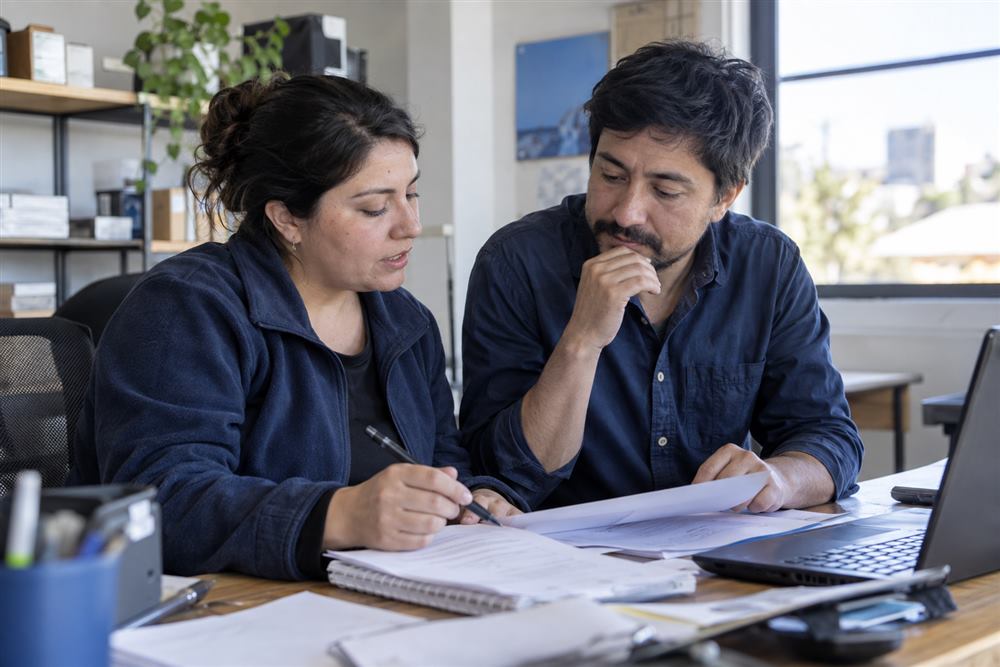 Representantes de una entidad empleadora revisando documentación