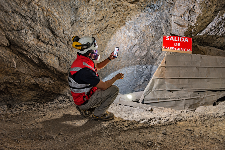 Trabajador de la minería en sus labores con Elementos de Protección Personal puestos en su labor