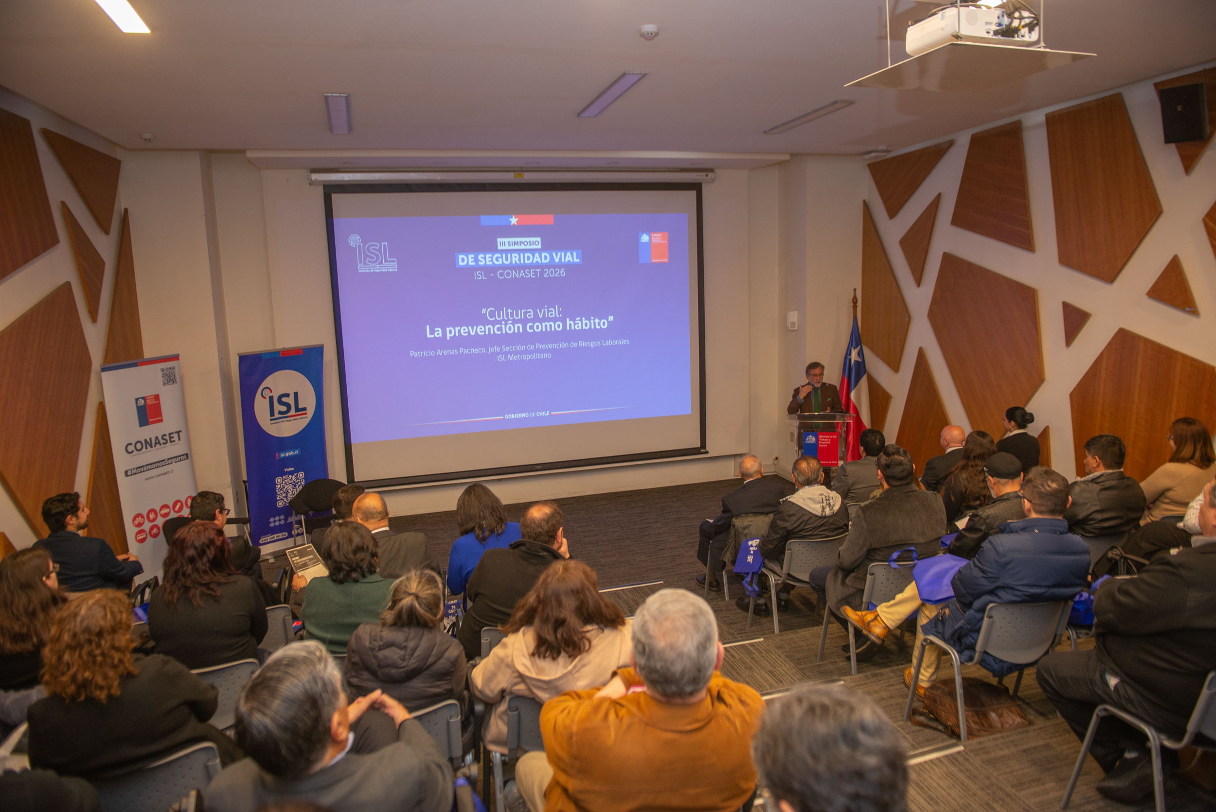 Exposición sobre cultura vial y prevención durante el III Simposio de Seguridad Vial ISL-Conaset 2026.