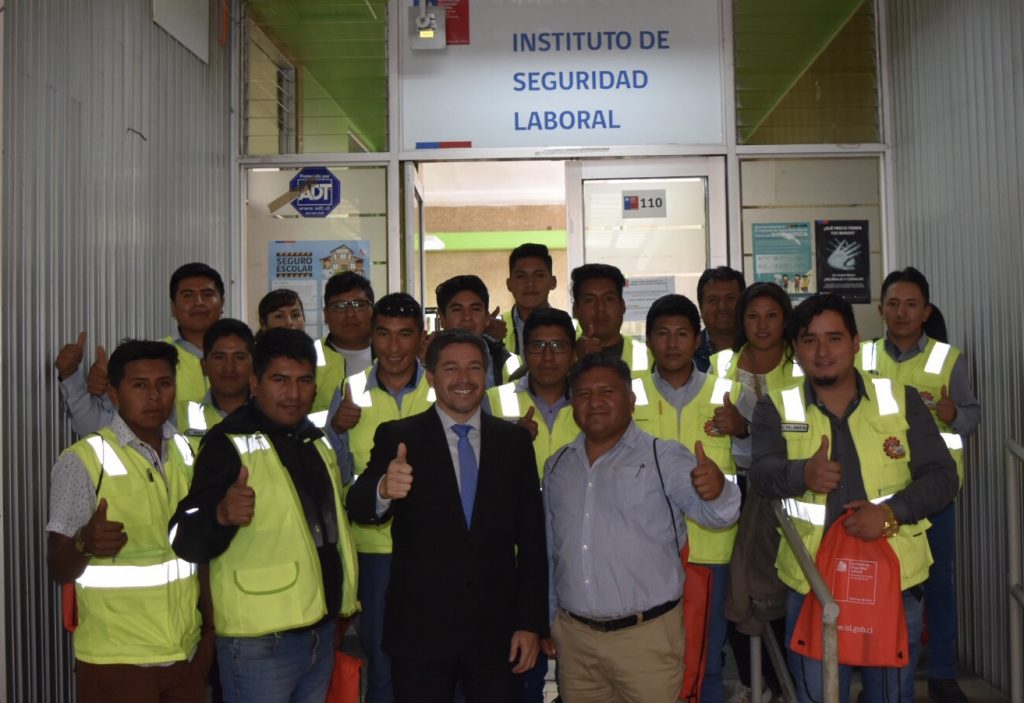 Estudiantes de Peru visitan ISL Arica